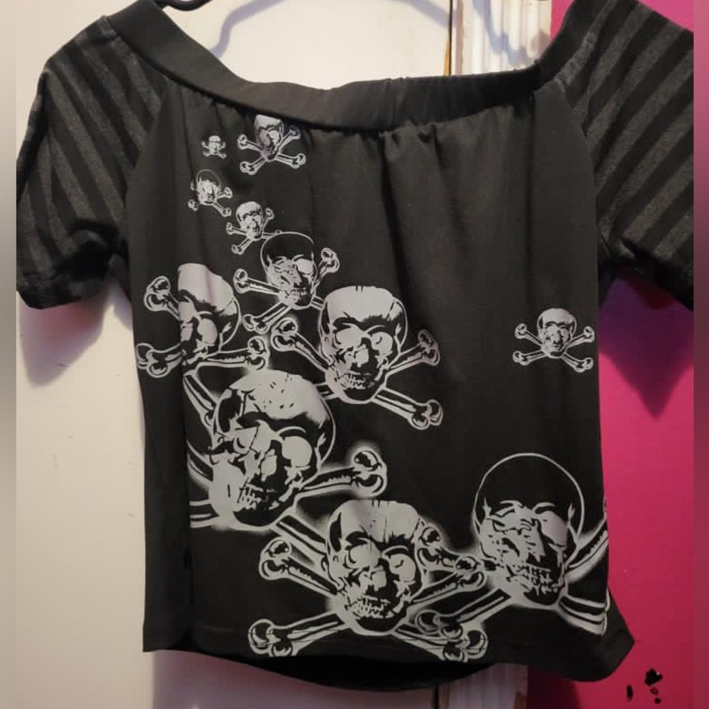 off the sleeve skull crop top